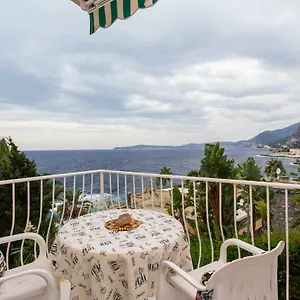 https://pied-dans-leau-tres-charmant.fr-provencehotel.com